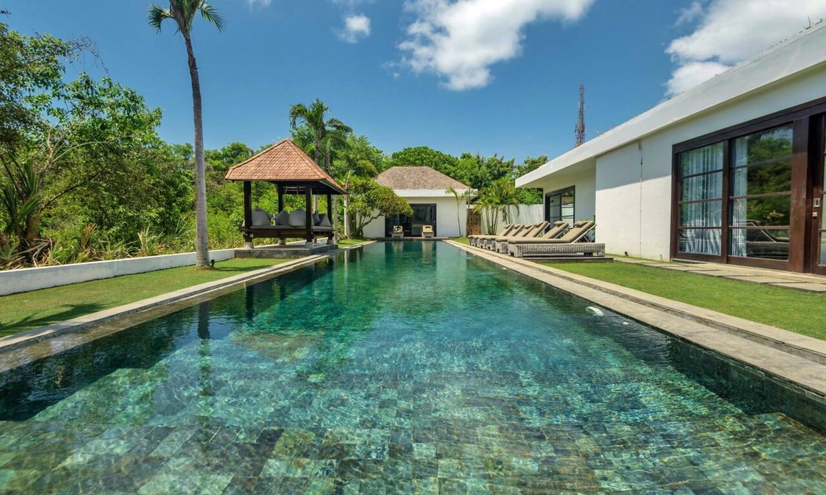 Dyanapura Villa | 11-bedroom private estate, ideal for large groups, families, retreats and celebrations. The estate accomodates up to 30 guests. Includes daily breakfast, a private chef, airport transfers, complimentary massages, dedicated driver and housekeeping.