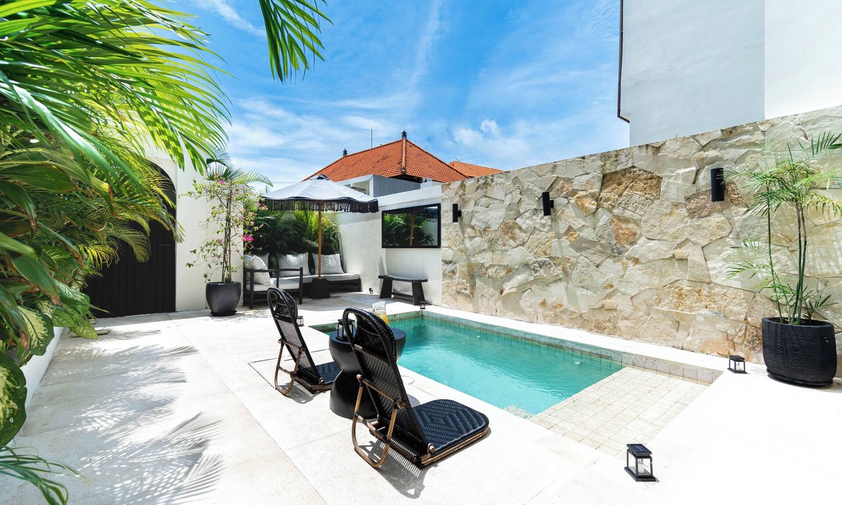 Batu Bolong Villa | 1BR Private Pool Villa in Batu Bolong Walk to Cafés