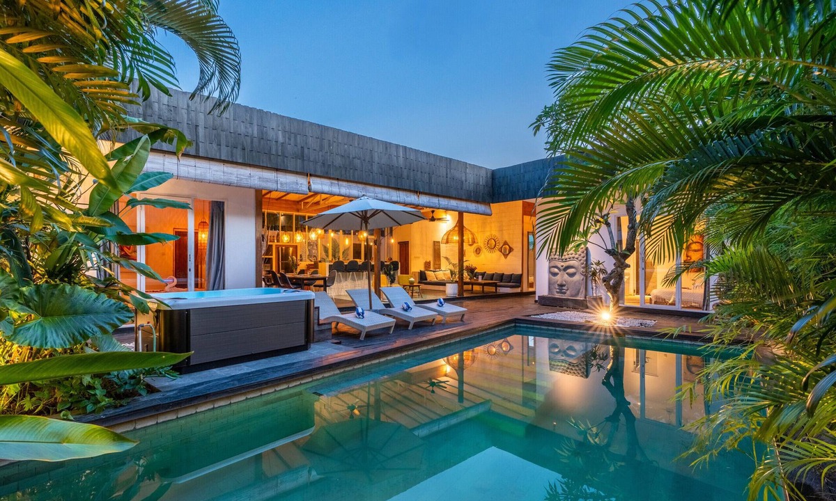 Batu Bolong Villa | 3BR Tropical Villa | Pool, Jacuzzi & Canggu