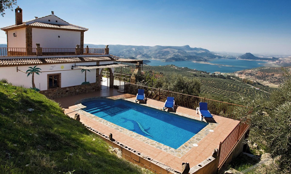 Iznajar House | Beautiful Lake Views House with Lovely Paved Garden