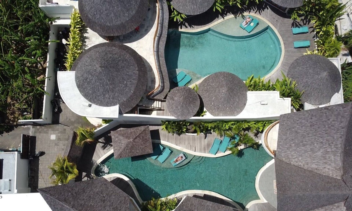 Tibubeneng Villa | BERAWA,2 next door villas 13 Bedrooms, Big groups up to 28 pax