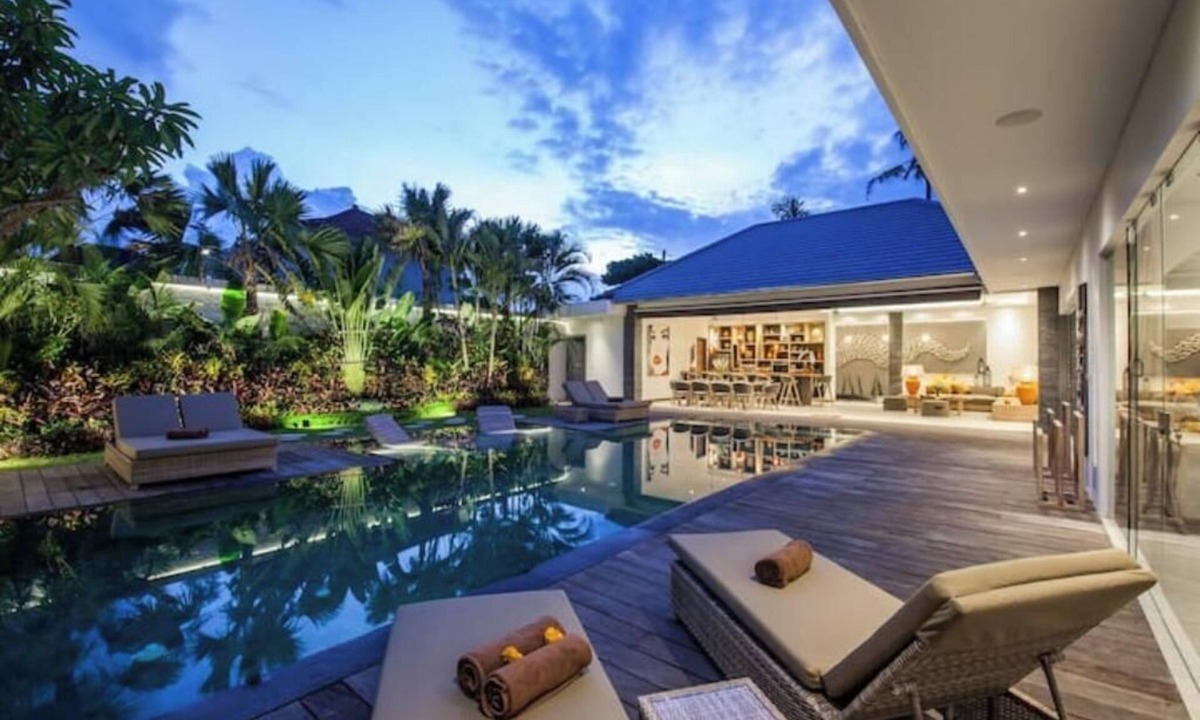 Sunset Road House | Chill out in 4 BR Private Villa Modern Luxurious SEMINYAK