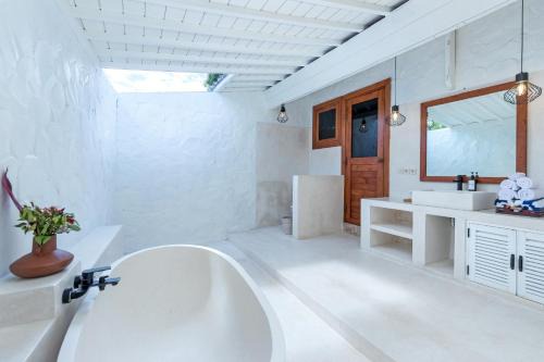 Tulamben Hotel | Executive deluxe room at kanna seafront estate