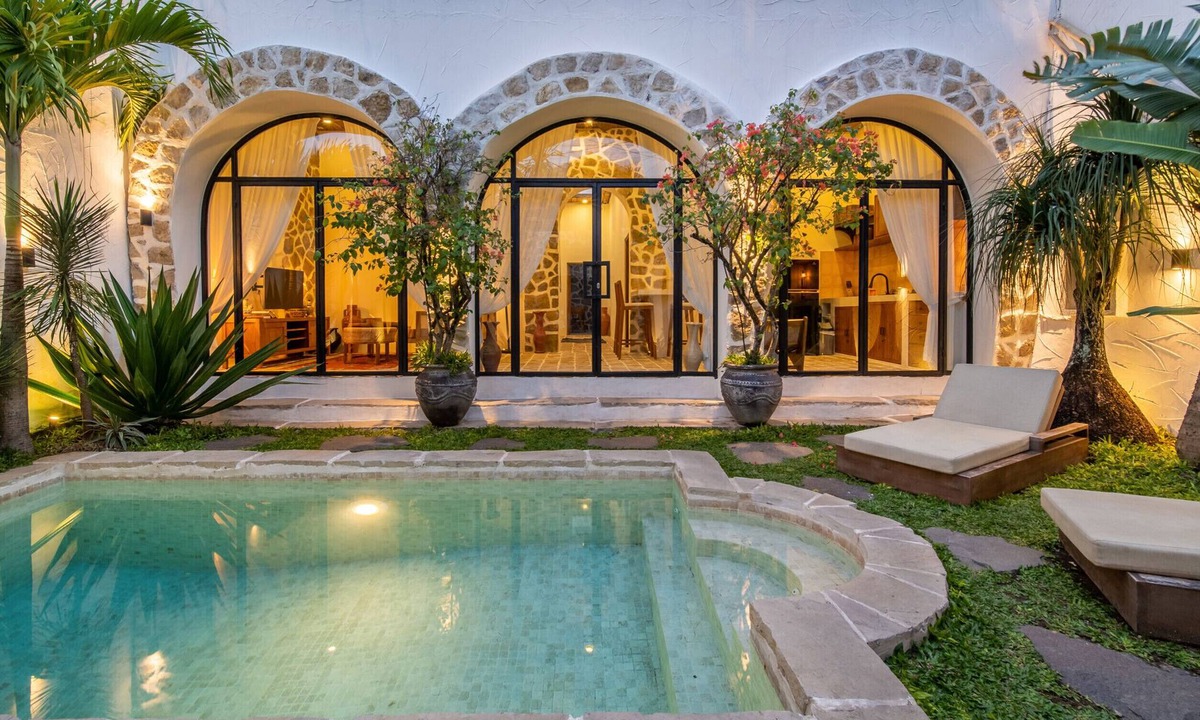 Tibubeneng Villa | Lush courtyard pool Sleeps six Berawa Villa