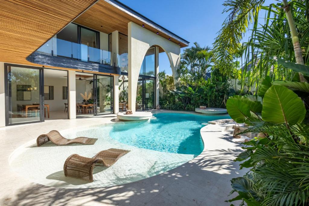 Umalas Villa | Luxury 6BR Tropical Villa with Beach Club Pool