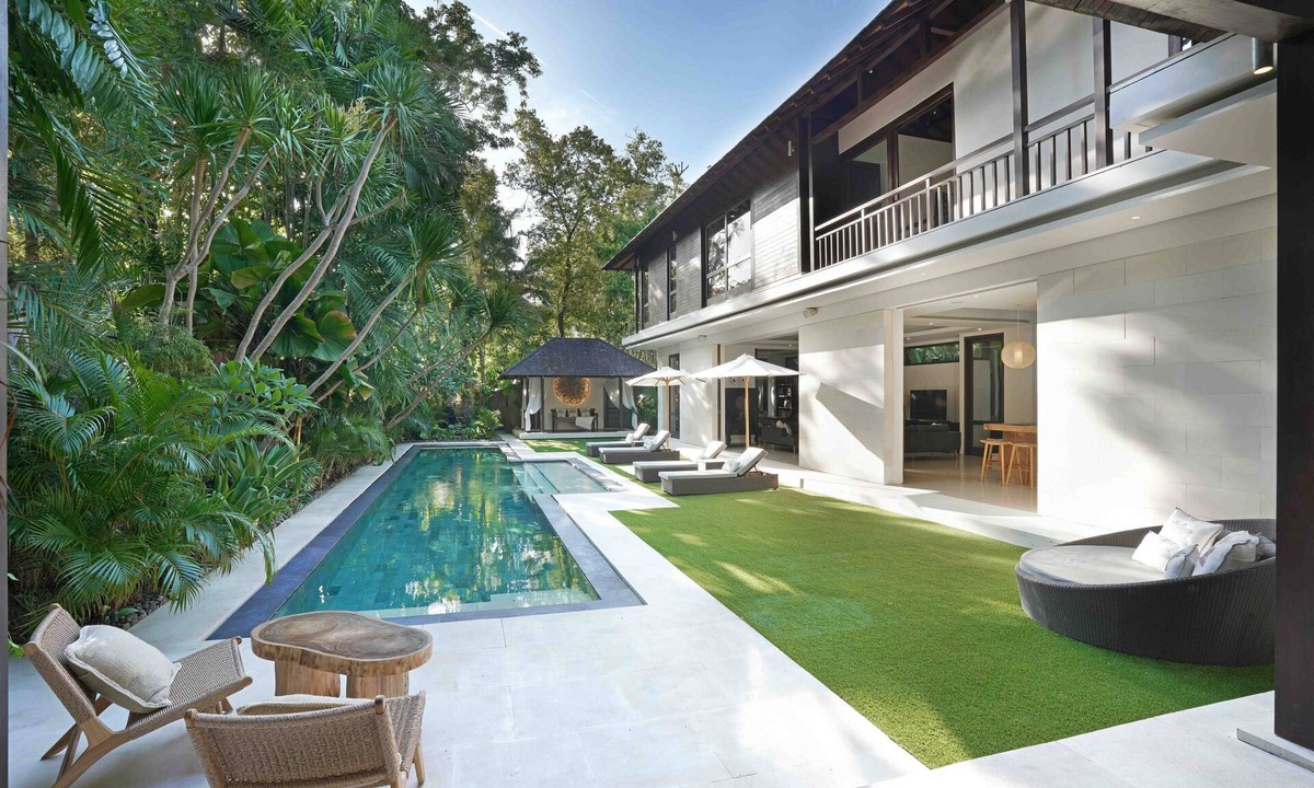 Petitenget Villa | Luxury Villa Seminyak, big pool & big garden!