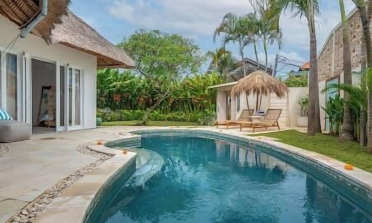 Dyanapura Apartment | NEW Private Full-Time Butler/7 Min Walk to Beach
