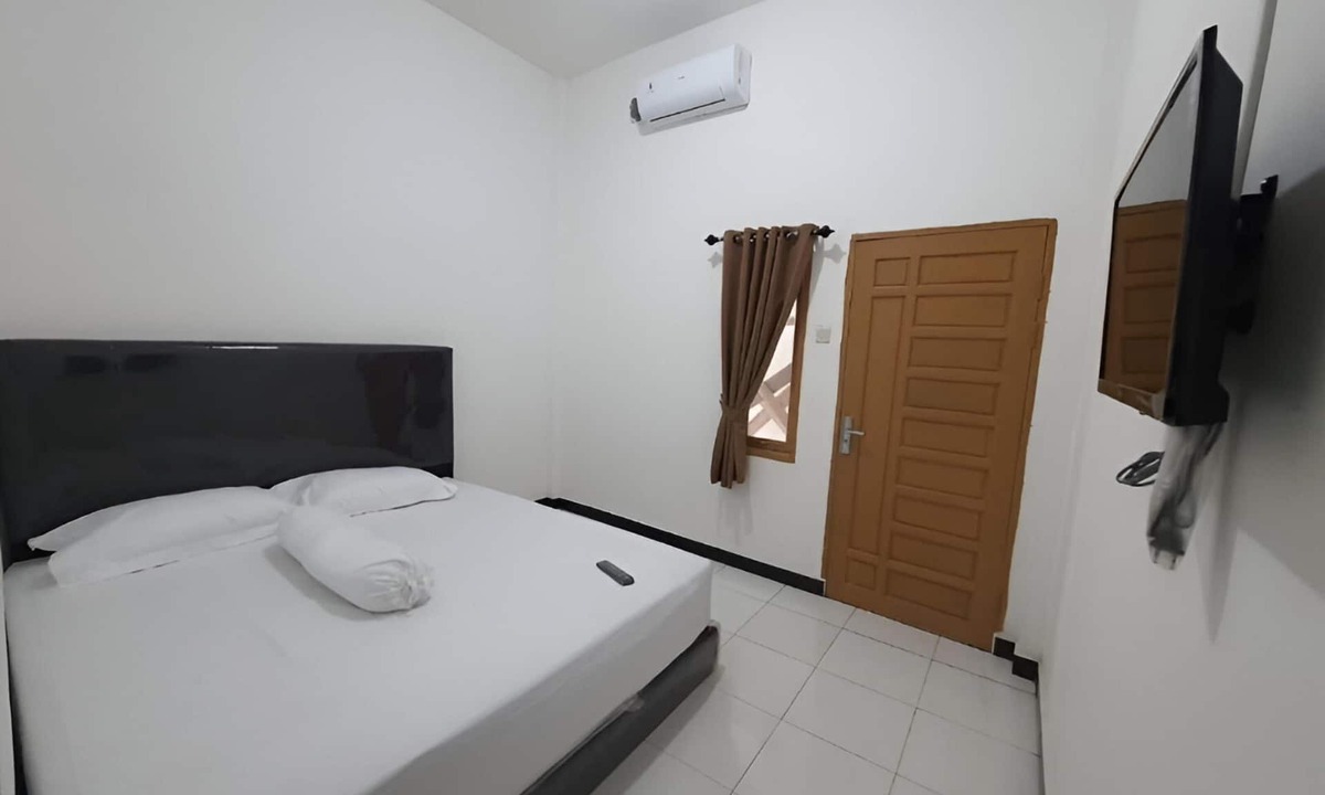 Pontianak Hotel | OYO 93306 Homestay Permana Supadio Airport