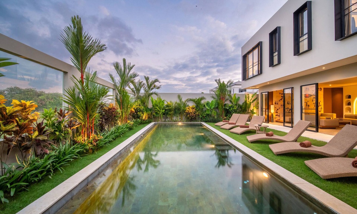 Umalas Villa | Private Tropical Garden | Huge Pool | Six Bedrooms