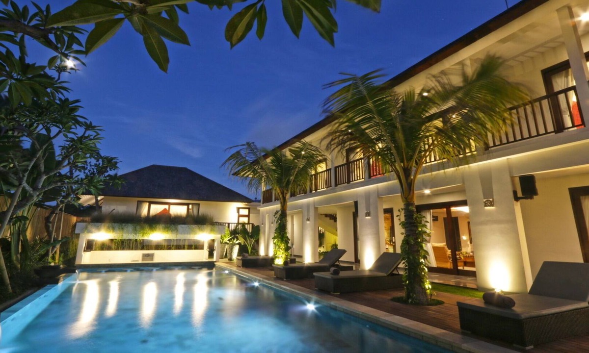 Berawa Villa | Spacious 7BR Villa W/DJ Room & Bar, Canggu! 9Min Drive To Batu Bolong Beach!