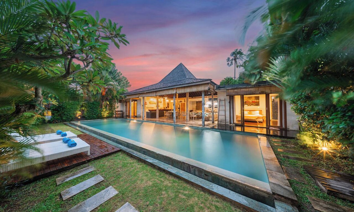 Padonan Villa | Stylish 4BR Canggu Villa Private Pool & Sundeck 8 Min to Beach