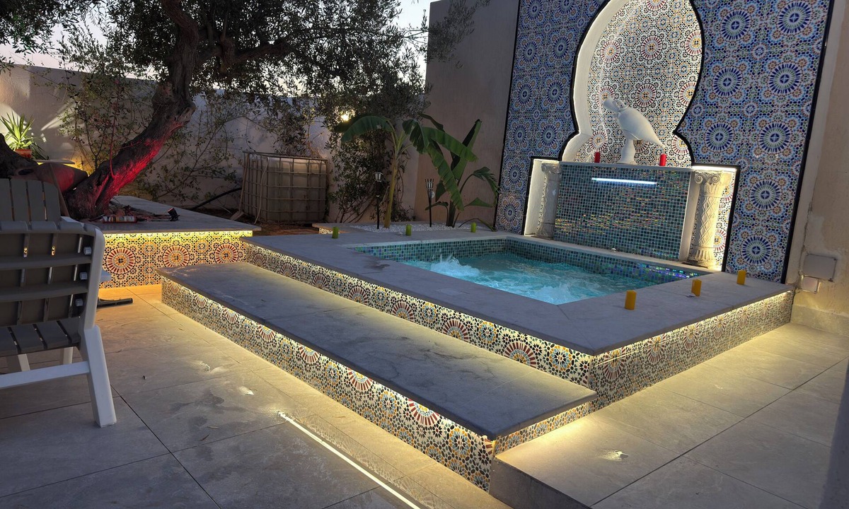 Djerba Midun Villa | Villa Farah: Pool, Jacuzzi with no neighbors in sight