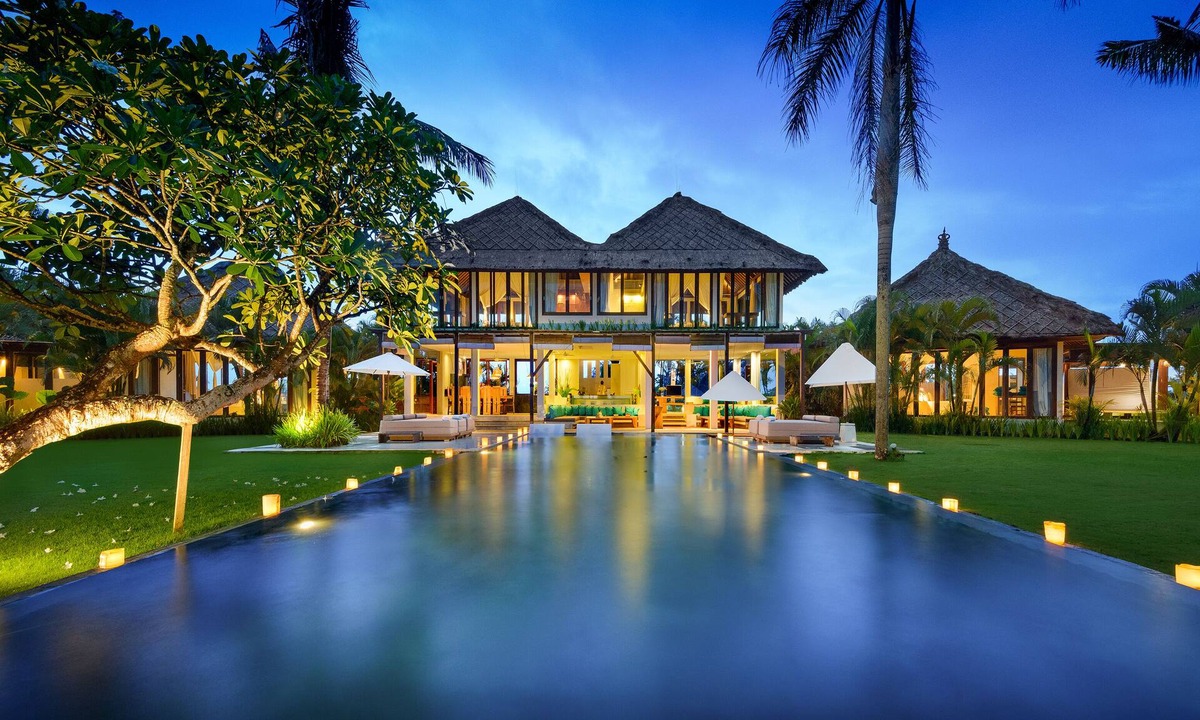 Munggu Villa | Villa Kalima - 6 bedroom beachfront villa in Seseh Beach