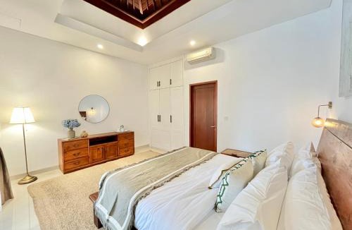 Berawa Villa | 3BR Private Pool Villa in Canggu Near Finns