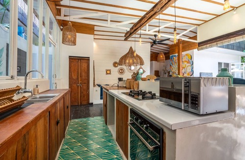 Batu Bolong Villa | 3BR Tropical Villa | Pool, Jacuzzi & Canggu