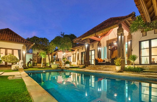 Nusa Dua Villa | 7-bedroom private estate in Nusa Dua. Accommodating up to 14 guests with flexible bedding arrangements. Includes daily breakfast, a private chef, airport transfers, complimentary massages, housekeeping, and a dedicated driver.