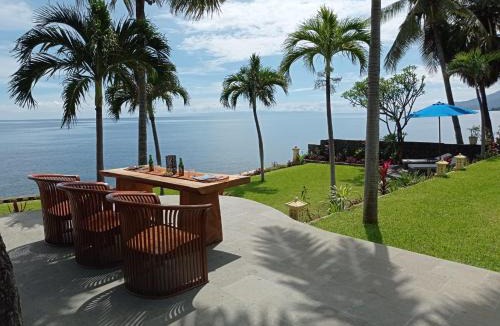 Tulamben Villa | Absolute Beachfront Private Villa sleeps 6 with Infinity Pool on 1200m2 of Tropical Land
