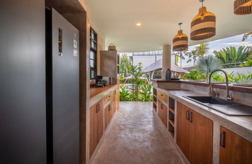 Umalas Villa | Bamboo Villa Five Bedrooms Tropical Garden