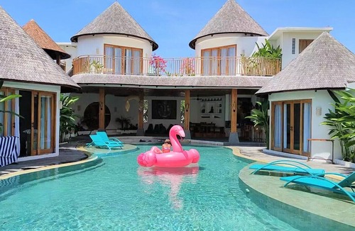 Tibubeneng Villa | BERAWA,2 next door villas 13 Bedrooms, Big groups up to 28 pax