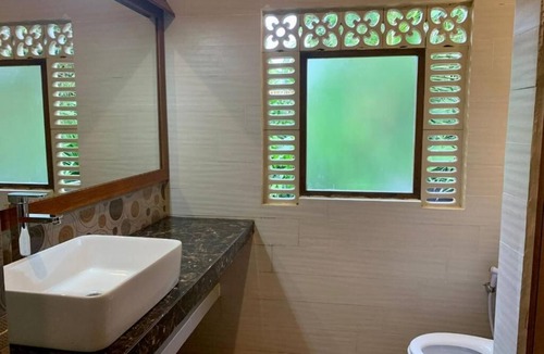 Peliatan Bed & Breakfast | Deluxe Double Room with Balcony at Mandala Home Stay