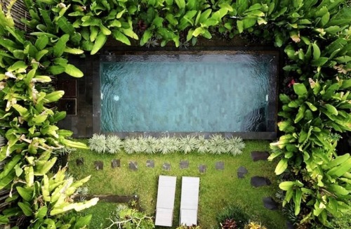 Sayan Villa | Hidden Point Villa 5 minutes to rice field walk. Wooden House with Large Pool