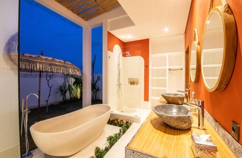 Kelating Villa | Kamalie Bali Villa 4 élégant rooms, rice Fields ,Ocean , Pool, jacuzzi, Rooftop and Staff to take care of you