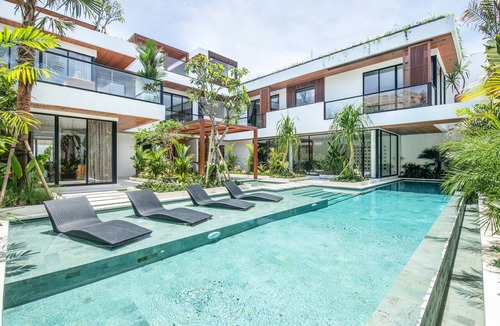 Berawa Villa | Luxury 5BR Villa, 200m to Brawah's Beach Bliss