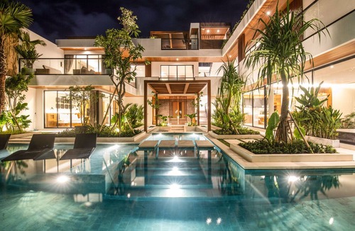 Berawa Villa | Luxury 5BR Villa, 200m to Brawah's Beach Bliss