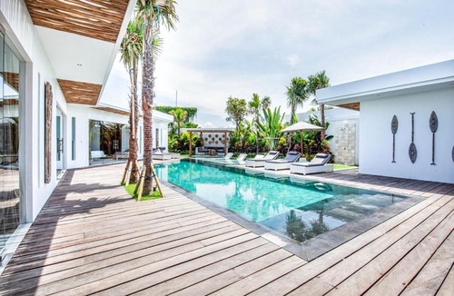 Berawa Villa | Luxury 6BR Villa, Canggu, 400m to Finns Beach