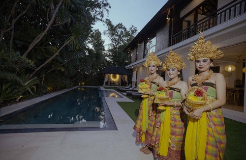 Petitenget Villa | Luxury Villa Seminyak, big pool & big garden!