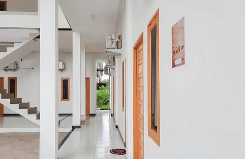 Pontianak Hotel | OYO 93306 Homestay Permana Supadio Airport