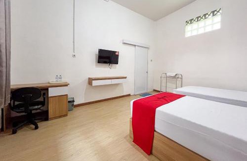 Malang Hotel | RedDoorz Syariah @ Jl. Candi Kalasan