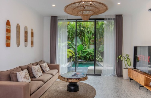 Batu Bolong Villa | Sunny Village Batu Bolong