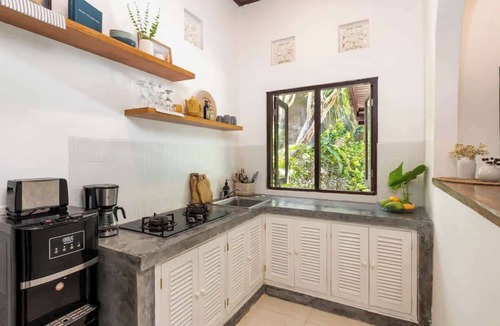 Sunset Road Villa | Twist and Shout Private Villa! Breakfast included!