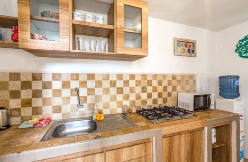 Sunset Road Villa | Villa Alamanda, central and close to restaurants