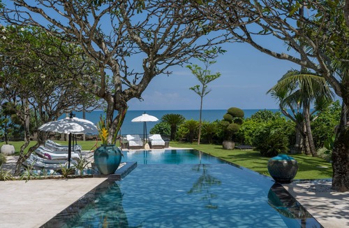 Munggu Villa | Villa Ambra 5BR Tropical Oceanfront Villa At Pererenan Beach