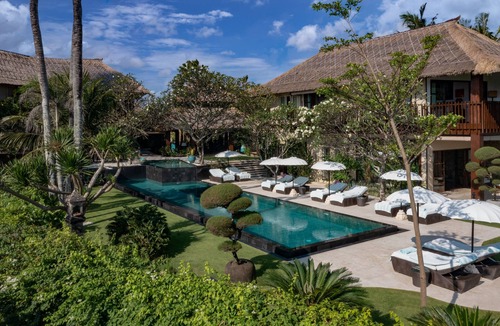 Munggu Villa | Villa Ambra 5BR Tropical Oceanfront Villa At Pererenan Beach