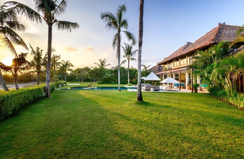 Munggu Villa | Villa Kalima - 6 bedroom beachfront villa in Seseh Beach