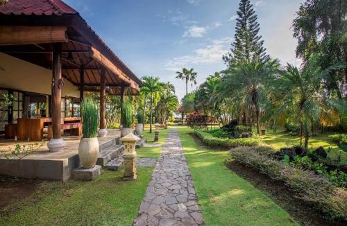 Dencarik Villa | Villa Taman Indah