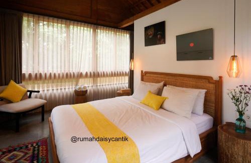Nyambu Bed & Breakfast | Villa Yellow