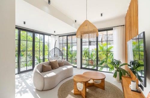 Singakerta Villa | Vista Villa - Rice Field Stay with Pool & Rooftop Lounge