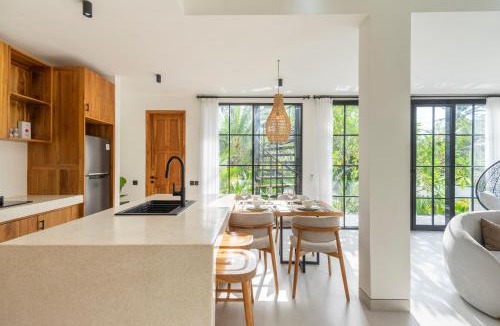 Singakerta Villa | Vista Villa - Rice Field Stay with Pool & Rooftop Lounge