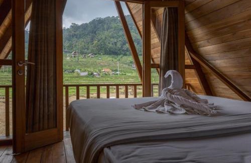Wisma Kerta Ski Chalet | Zen Retreat with Ricefield and Mountain View with Pool