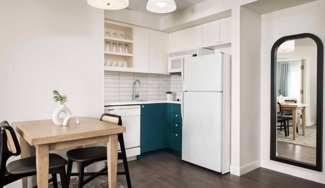 2 Spacious Family Suites with Indoor Pool, Pet-Friendly and Free Breakfast in Markham
