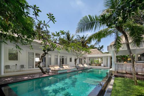 4 bedroom Jungle Oasis in Pererenan