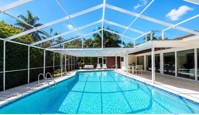 Amazing Villa Walk to Beach Heated Pool & Jacuzzi in Hollywood