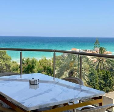 Apartment with sea view and pool access
