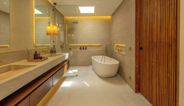 Architect Designed 6BR Tropical villa with huge curve pool