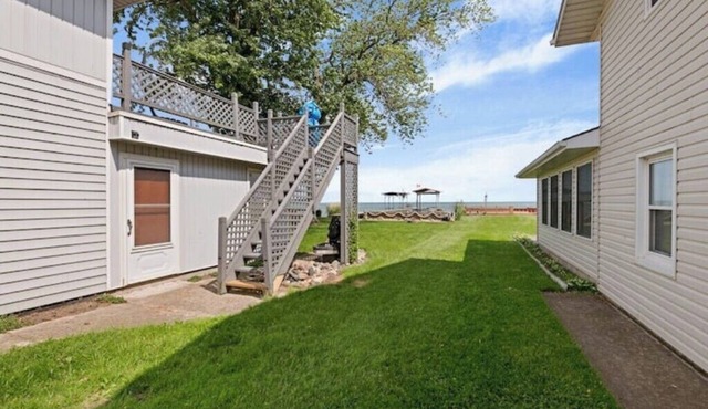 Beachfront 5BDRM Lakehouse in Belle River
