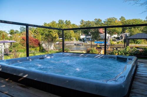 Charming riverside cottage, walk to beach in Wasaga Beach